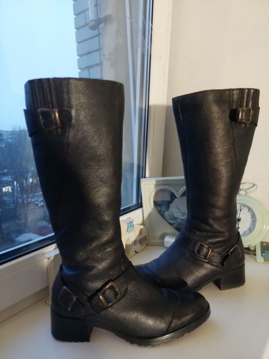 Шкіряні чоботи на густій цегейці