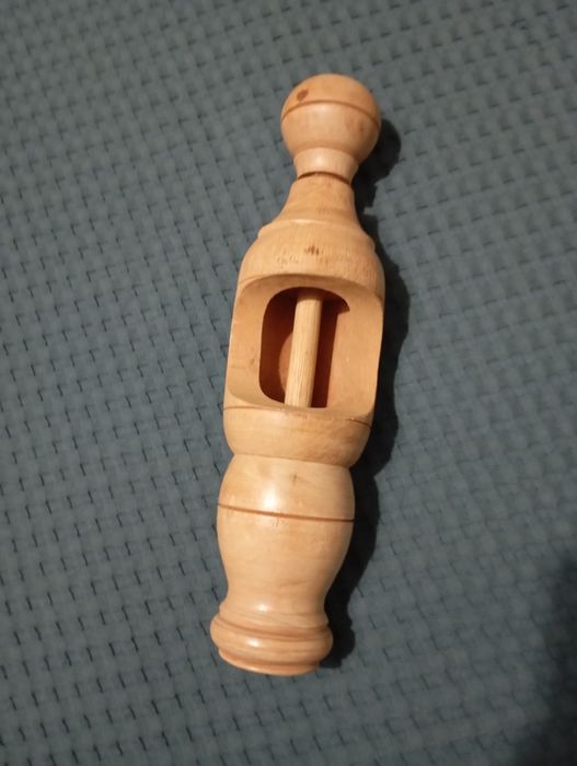 Engarrafador vintage de madeira.