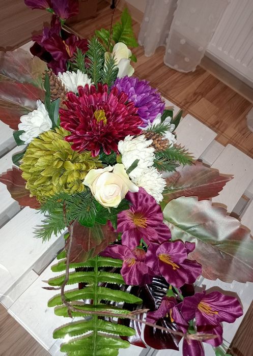 Wiązanka stroik ze sztucznych kwiatów na grób cmentarz