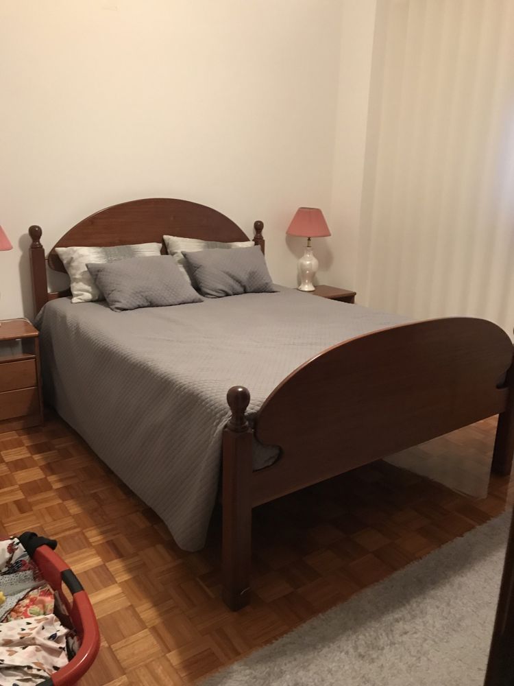 Mobilia de quarto (cama, colchão, mesas de cabeceira)