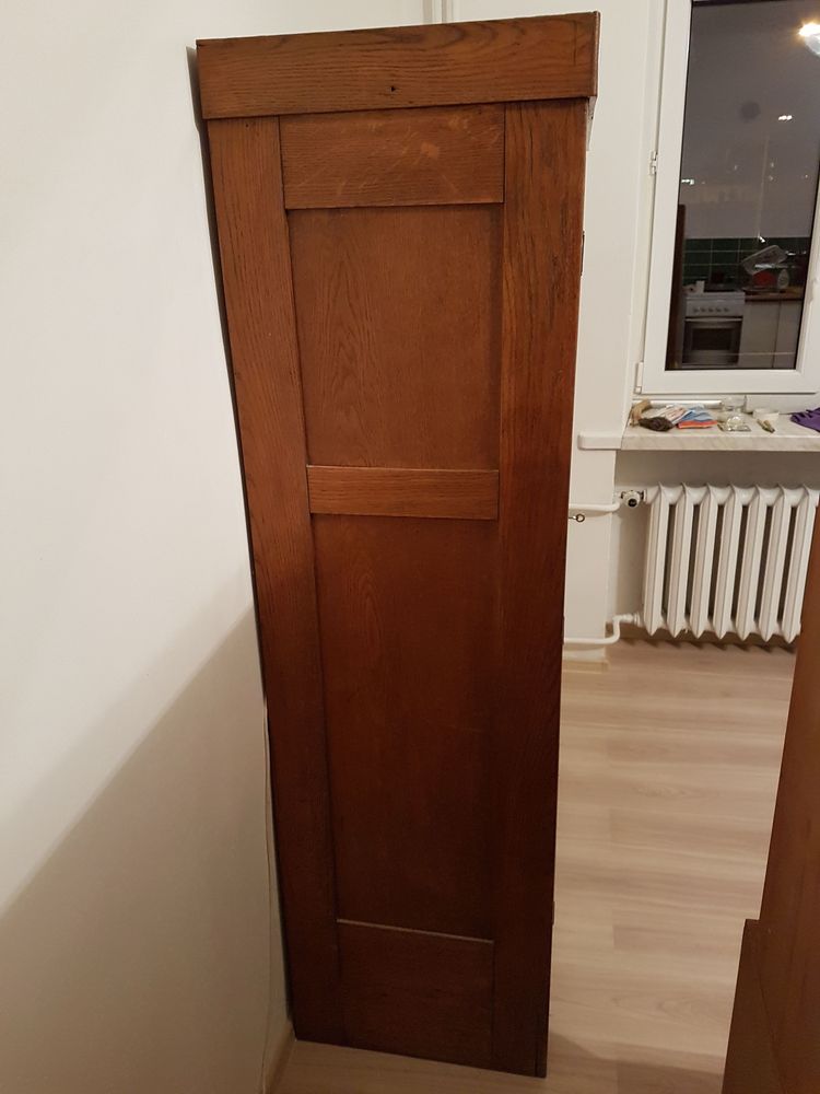 Piękna szafa drewniana z szufladą