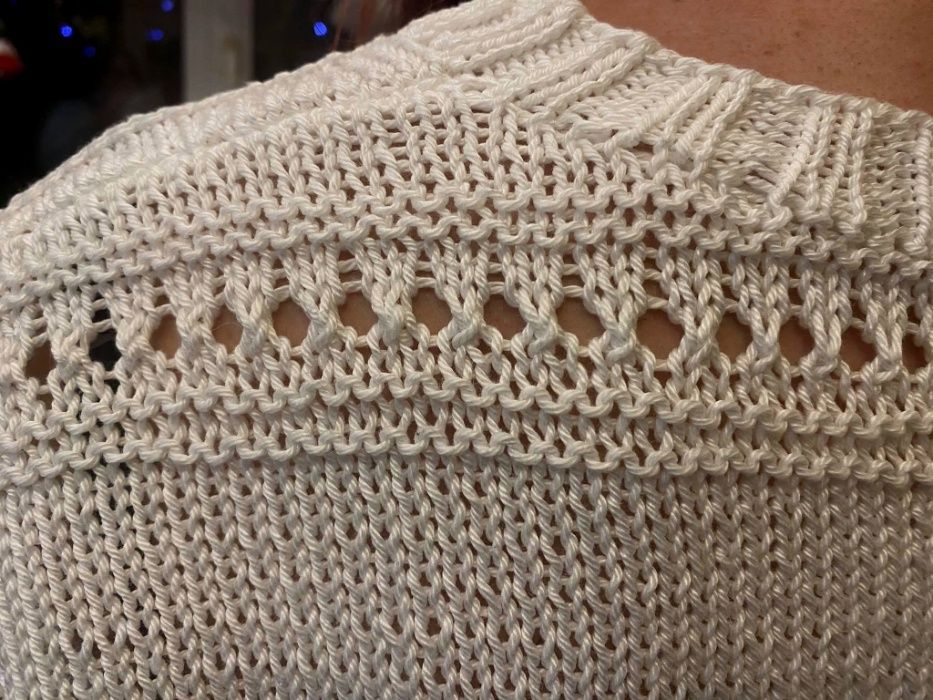 Легкий летний свитерок, связанный вручную из 100% х/б пряжи