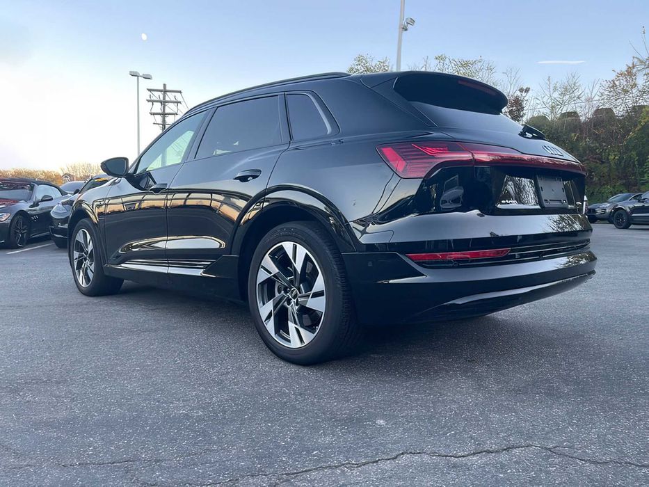 Audi e-tron      2023