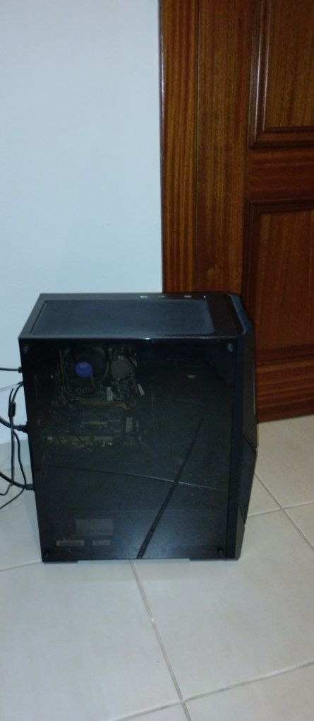 Pack (PC gaming, monitor, teclado e rato)