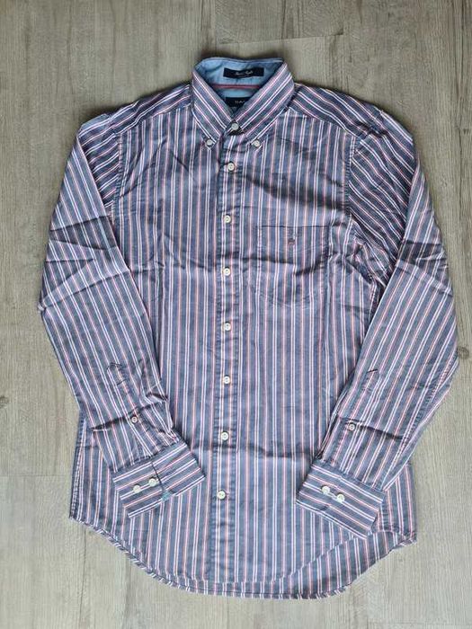 Camisa listrada azul e vermelha da Gant