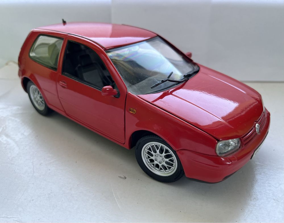 Model samochodu w skali 1:18 Vw Volkswagen  Golf Mk4 Revell