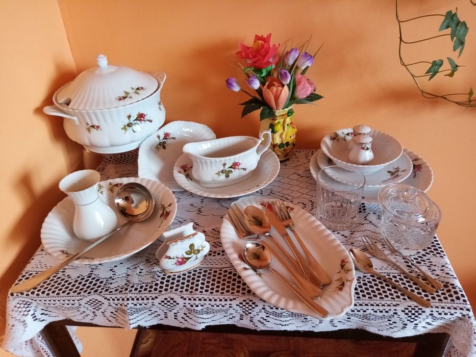 Serwis obiadowy, zastawa stołowa 97 el.plus sztućce 102 el. Komunia