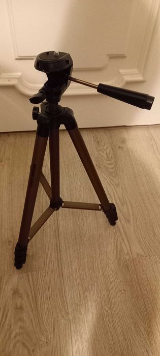 Tripé Amazon Basics - Super leve, com capa.