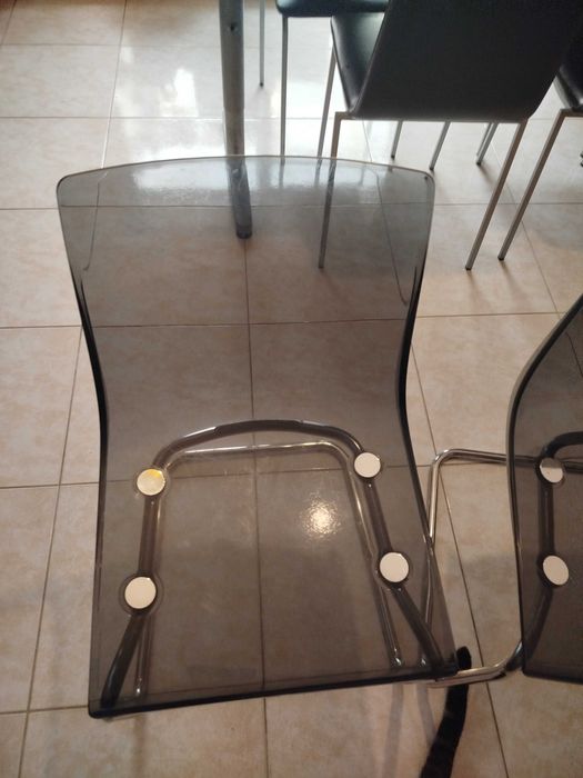Cadeiras de acrílico cinzentas
