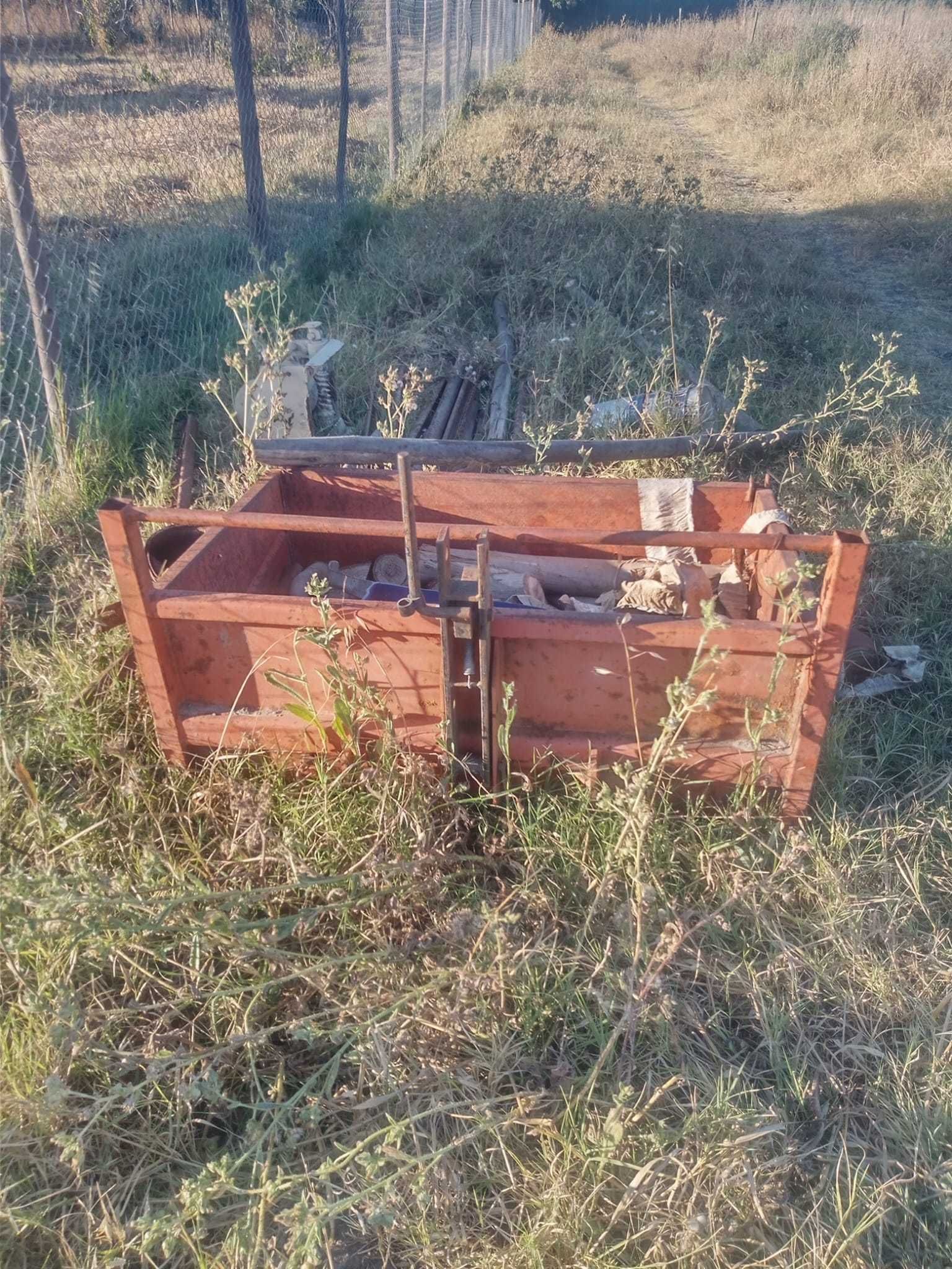 Vende-se tractor com algumas alfaias incluídas.