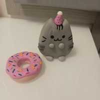 Duża figurka pusheen z donatem na tort kotek