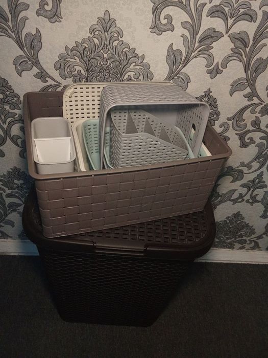 Кошик для білизни Curver Natural Style, та інші ящики і коробки.