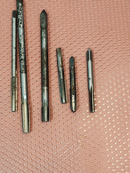 Stare narzędzia warsztatowe gwintowniki długie