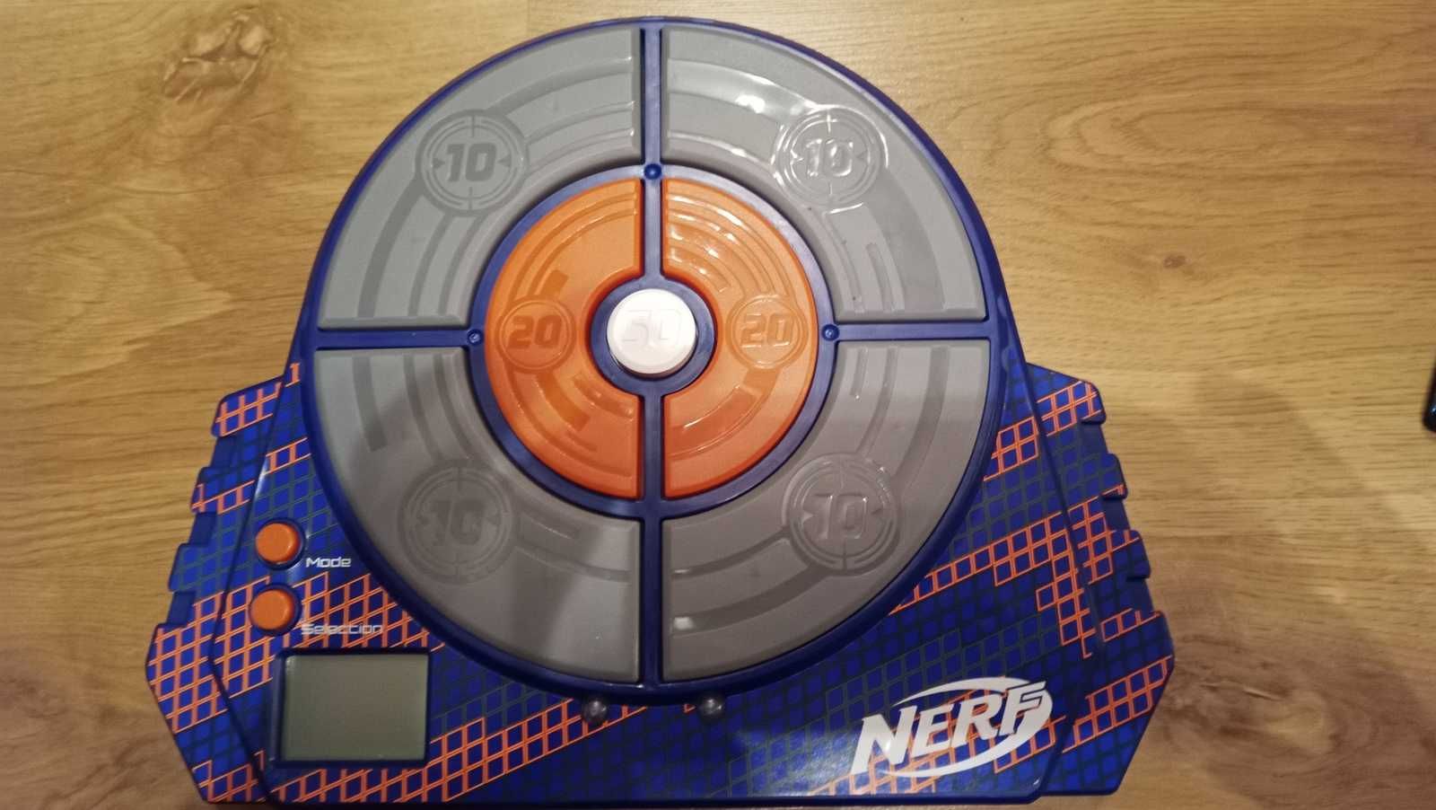 Pistolet Nerf z tarczą i kompletem strzałek