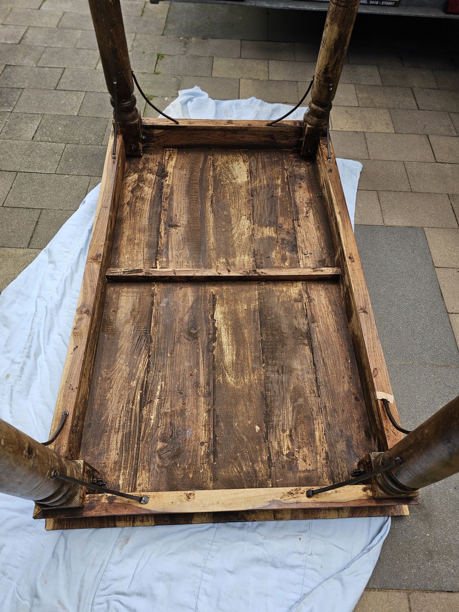 Piękny drewniany stół kolonialny 150x92x78 drewno egzotyczne, okucia