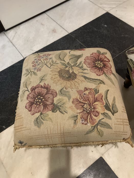 Duas banquetas em bom estado