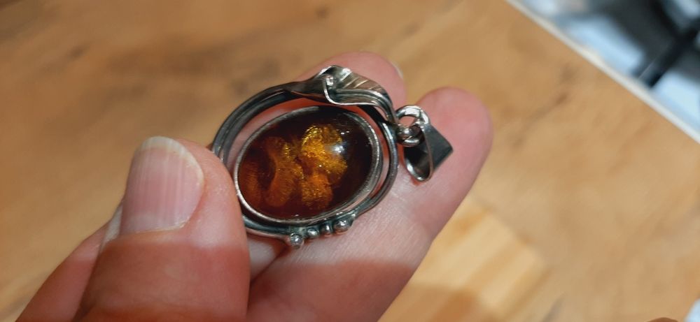 Klasyczny wisiorek bursztyn w srebrze