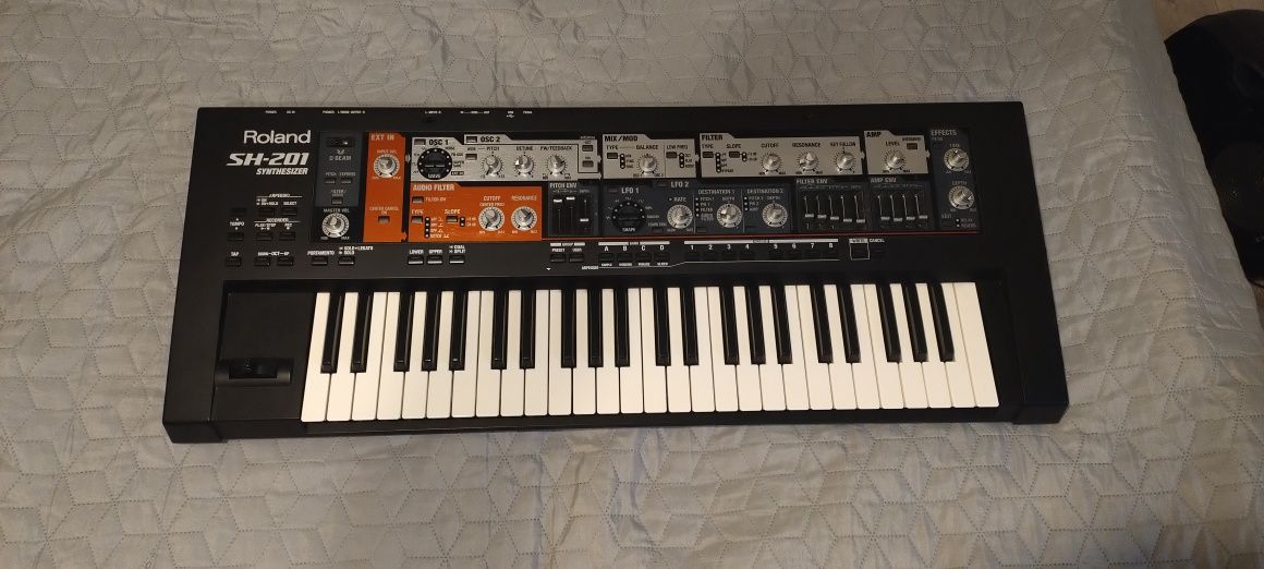 Syntezator Roland SH-201