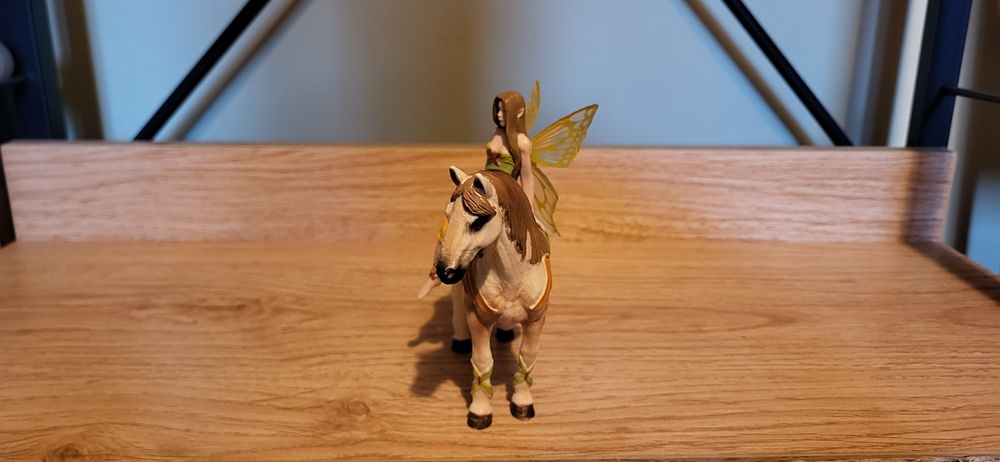 Schleich bayala elf Sanjeela na koniu figurka model wycofany z 2012 r.