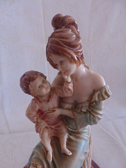 Estatueta em Marfinite "Senhora com Criança"