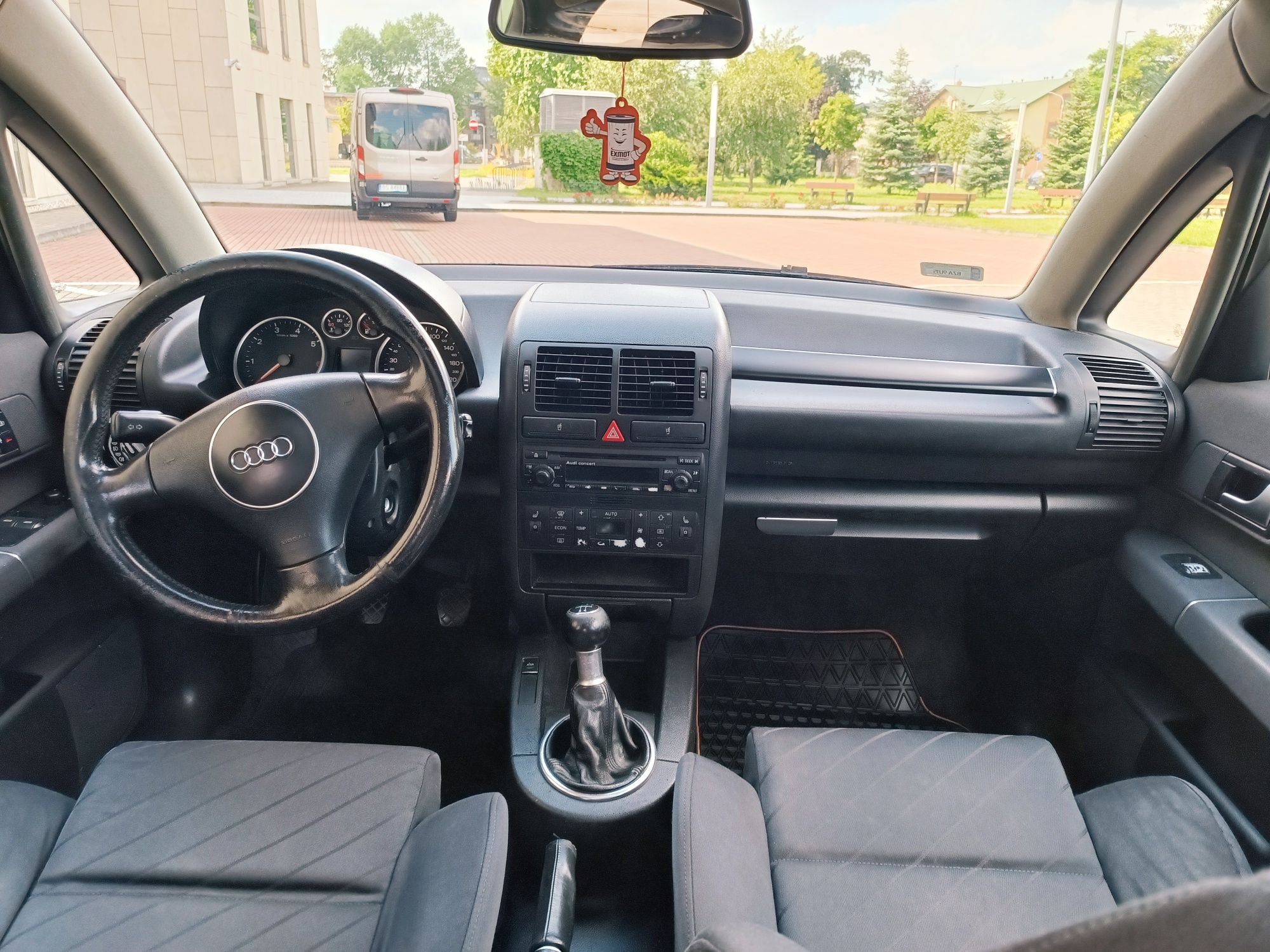 Audi a2 1.4 mpi sprawna klima aluminiowa dach panoramiczny ładna !!