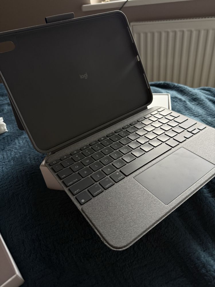 Ipad 10 gen Silver + obudowa logitech z klawiaturą