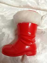 Czerwony bucik na prezenty. Ozdoba bożonarodzeniowa.