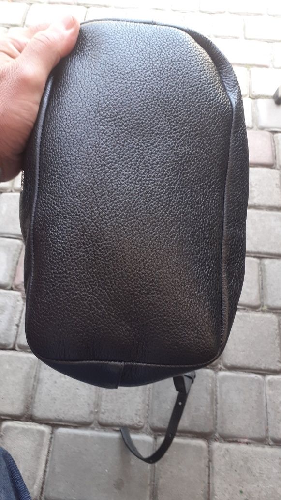 Hugo Boss женская черная кожанная сумка через плечо.35*25*15см.