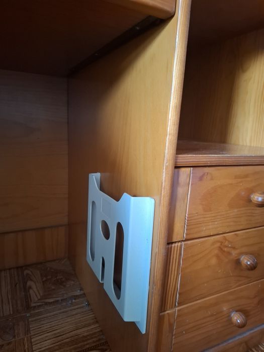 Secretária de madeira.