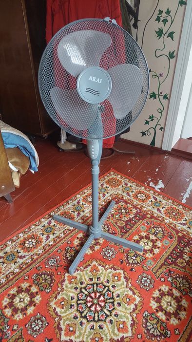 Вентилятор Akai високий