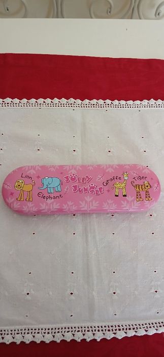 Estojo de metal antigo