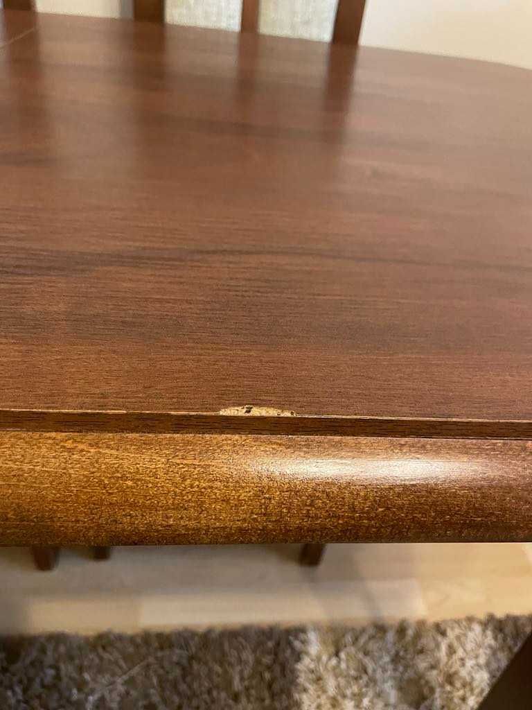 Stół w kolorze ciemnego drewna