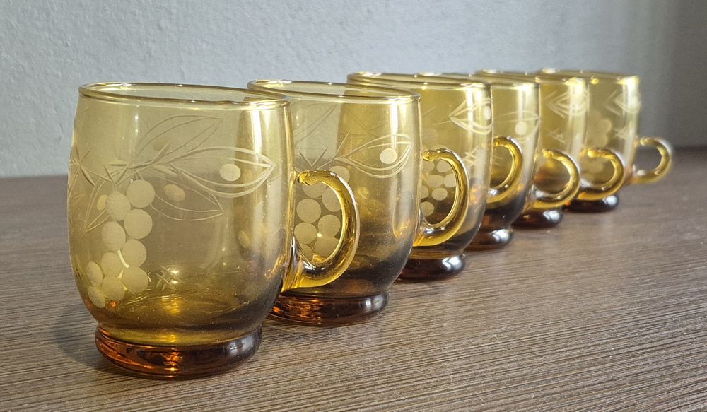 Zestaw szklanek ze szkła miodowego PRL