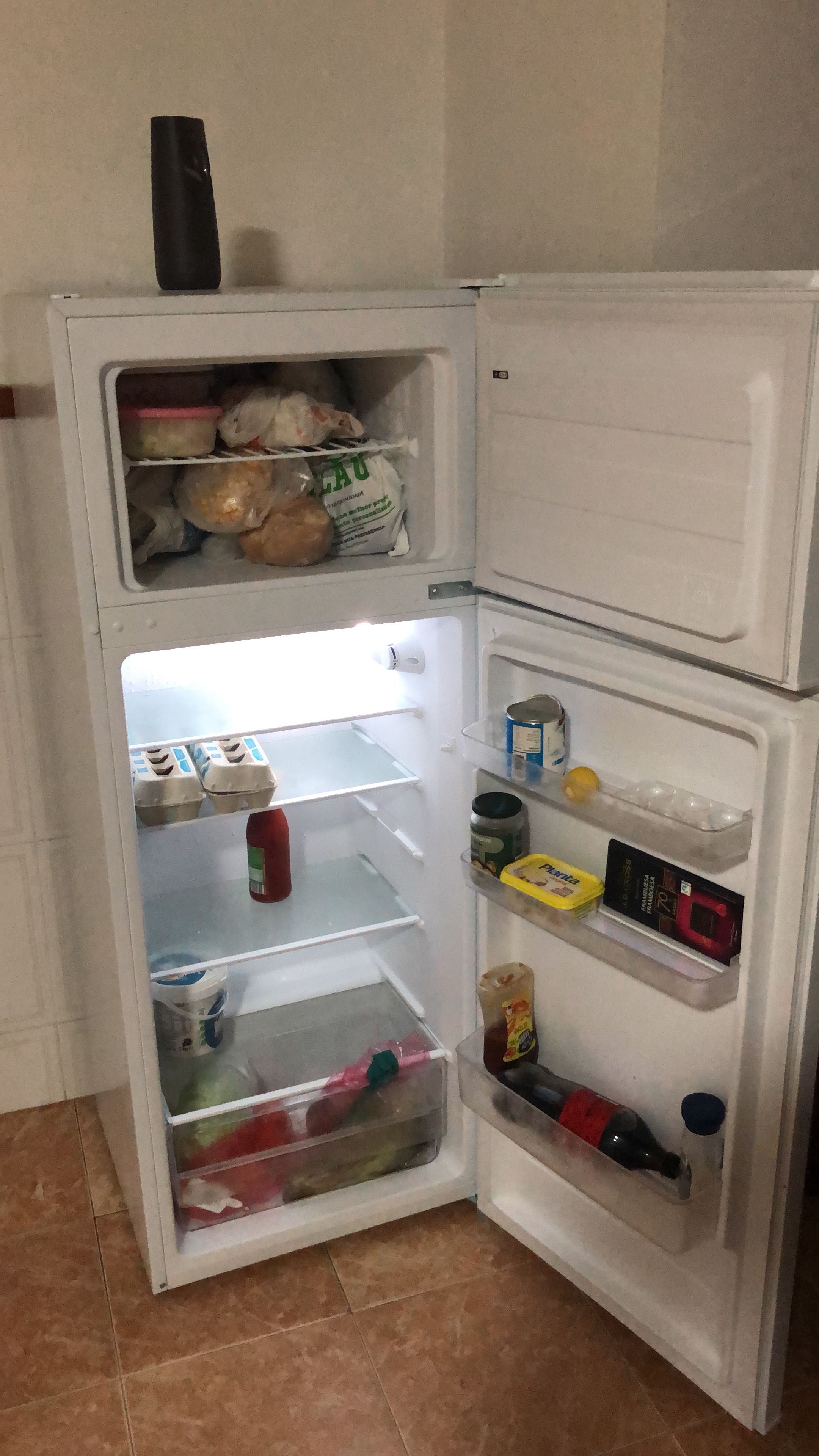 Frigorífico com pouco tempo de uso