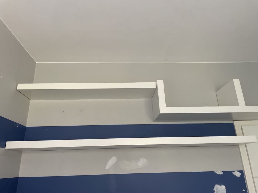 Białe półki wiszące IKEA – nowoczesne, minimalistyczne