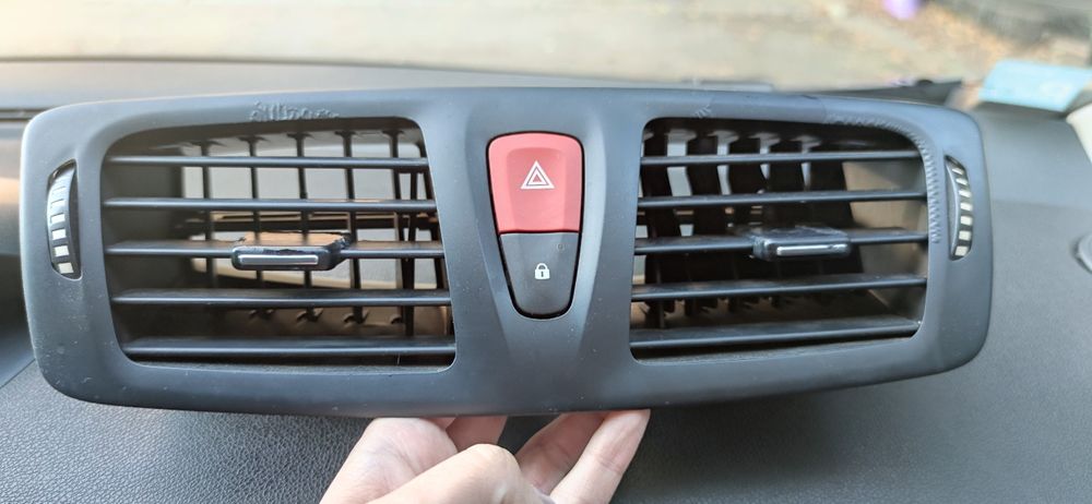 Kratka nawiewu środkowa Renault Megane III