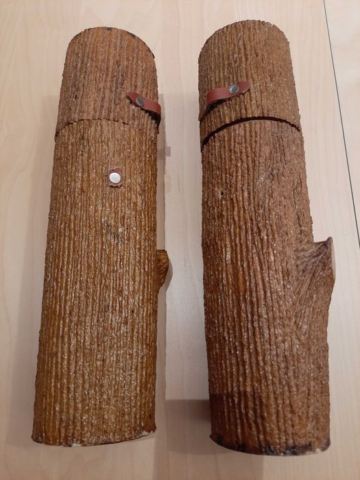 Komplet - dwa pojemniki na butelki w kształcie drewnianych pieńków