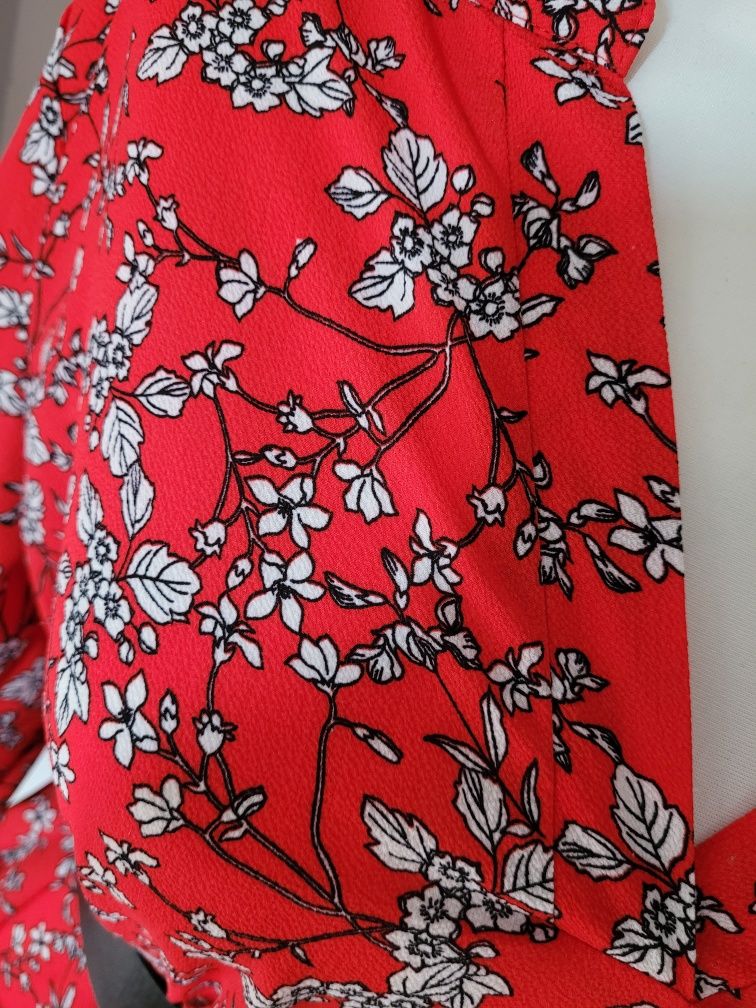 Czerwona bluzka w kwiaty