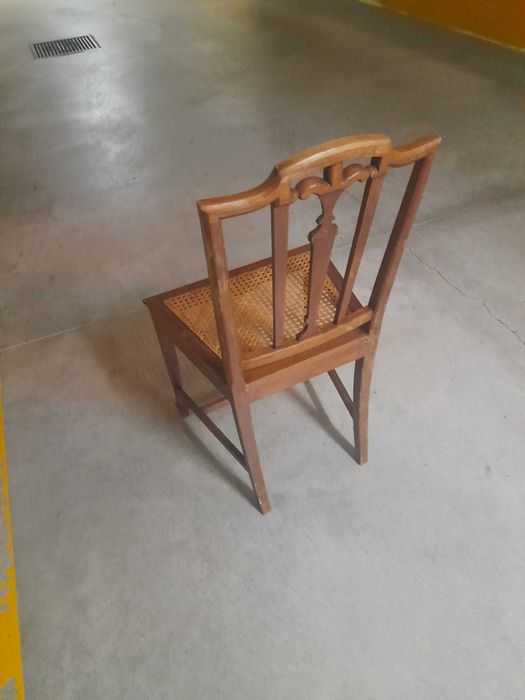 Cadeiras de madeira antigas, 6