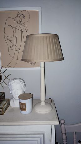 Kremowa lampa stołowa drewniana toczona noga