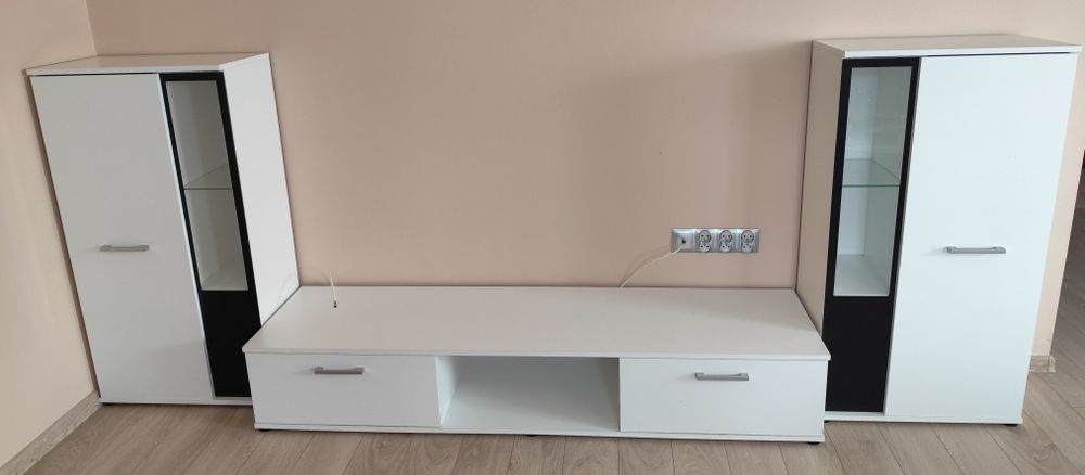 Meble do salonu białe z szybami