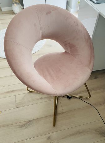 Różowe krzesło fotel Homla eleganckie