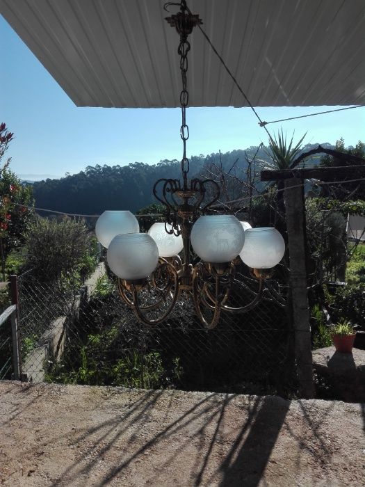 Candeeiros de 6 e 3 lâmpadas