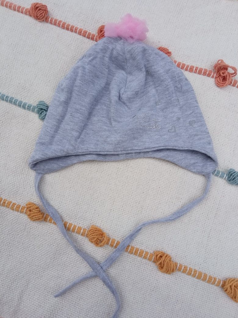 Czapka niemowlęca pompon wiązana 3-6 m-cy 42-46 cm nowa