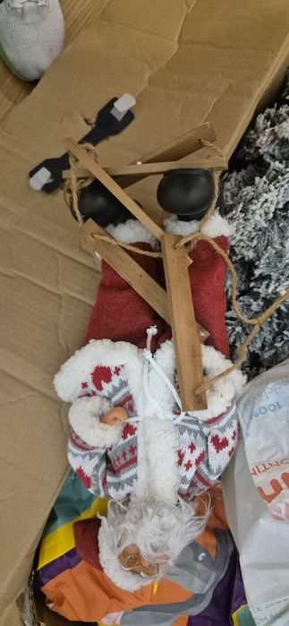 Árvore de natal com acessórios, bolas , pai natal e presépio