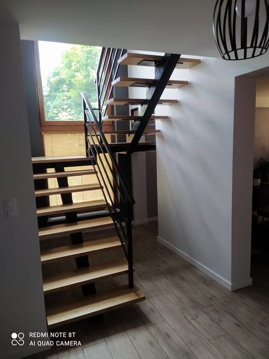 Schody drewniane na metalowej konstrukcji nowoczesne loft