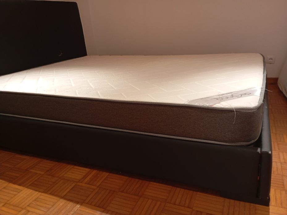 Cama casal forrada a pele sintética