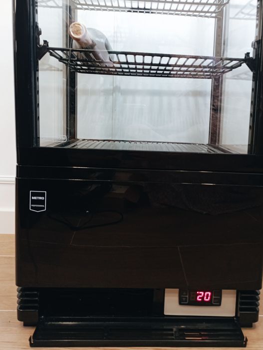 Vitrine refrigerada 78L – pouco uso, quase nova