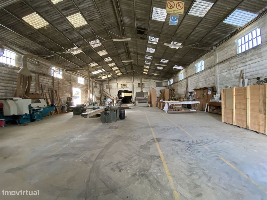 Pavilhões 1.500m2 / Lotes de Terreno total 5360m2 / Amieira / Regueira