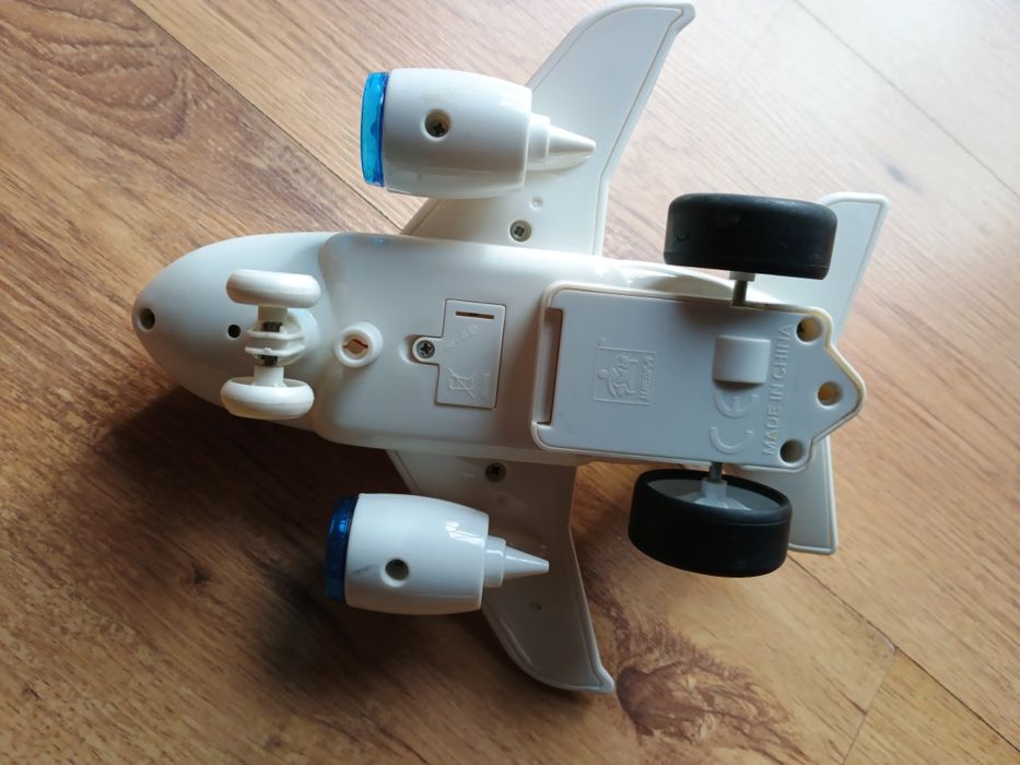 Samolot zabawka z dźwiękiem